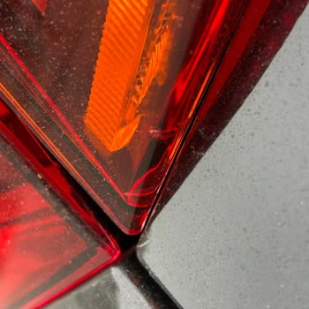 Garanti Kapsamındaki Araçta Orta Stop Lambası Çatlağı Ücretsiz Değiştirilmiyor