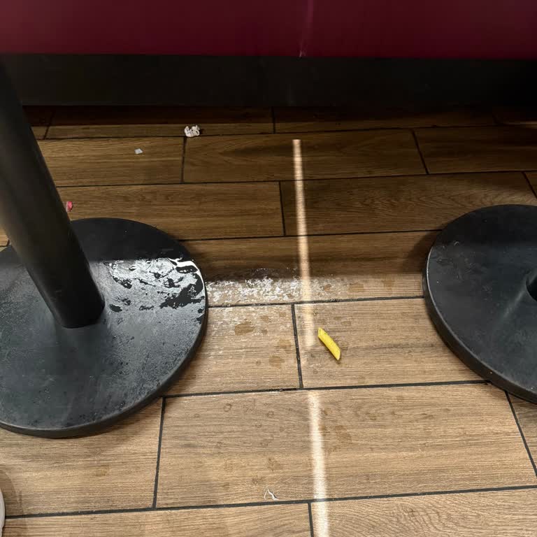 Tavuk Dünyası'nda Yanlış Servis Ve İlgisiz Garson Deneyimi