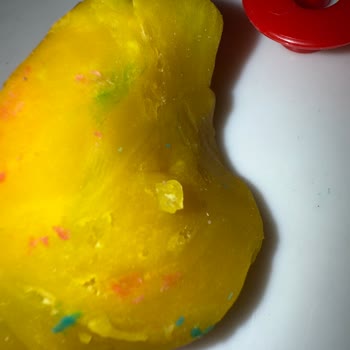 Oyun Hamurundan Cam Parçası Çıkması: Çocuklar İçin Güvenlik Riski