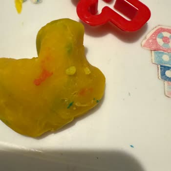 Oyun Hamurundan Cam Parçası Çıkması: Çocuklar İçin Güvenlik Riski