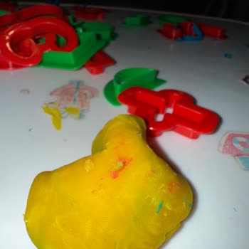 Oyun Hamurundan Cam Parçası Çıkması: Çocuklar İçin Güvenlik Riski