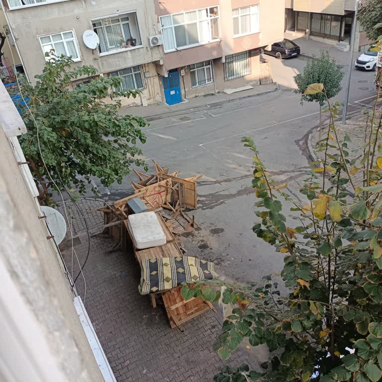 Kaldırımları İşgal Eden Pazar Tahtaları Yürüyüşümüzü Engelliyor