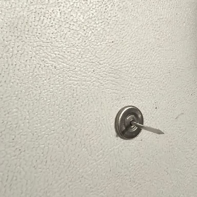 FLO Ayakkabı Alarm İğnesi Nedeniyle Yaralanma Ve İlgisizlik!