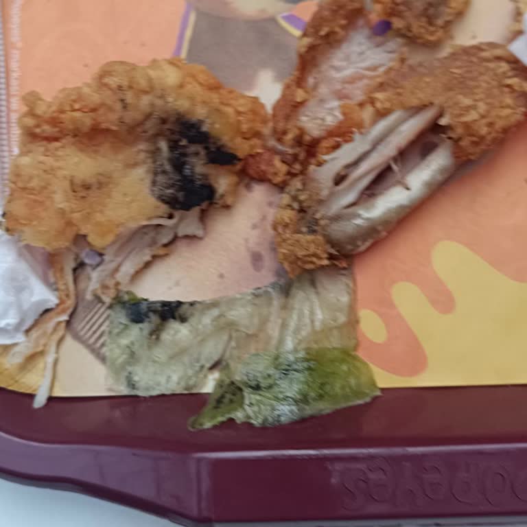 Popeyes Şubesinde Hamburgerde Şüpheli Siyahlık Ve İlgisiz Personel