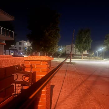 Türk Telekom'un Sarkan Kablolarına Müdahale Edilmiyor, Güvenlik Tehlikesi Oluştu