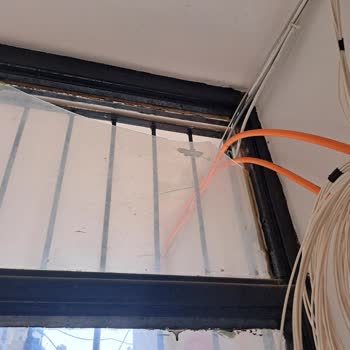 Türk Telekom Fiber Kurulumu Sırasında Kırılan Cam Ve Düzensiz Kablo Mağduriyeti