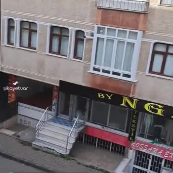 Güngören Belediyesi Merkez Mahallesi Muallim Naci Sokak Yıkılan Binanın Tozu