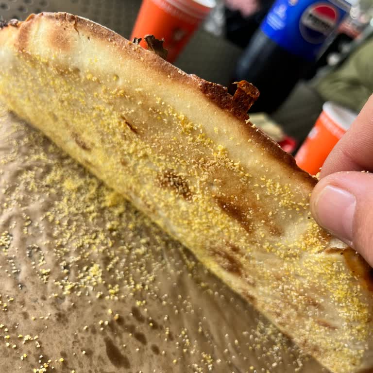 Pizzanın Altında Aşırı İrmik Nedeniyle Yemek Keyfim Bozuldu, Ücret İadesi İstiyorum