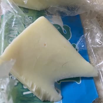 Kaşar Peynirinin İçinden Kıl Çıkması Ve Şok Marketler’den Çözüm Talebi