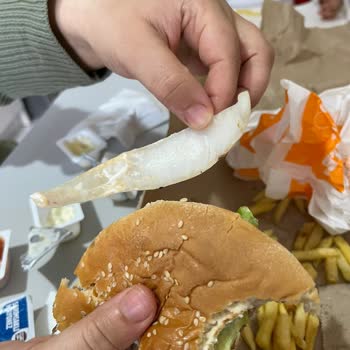 Burger King Whopper Menüsünde Özensiz Ve Bütün Halde Soğan Şikayeti