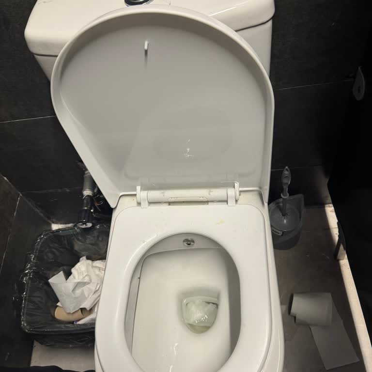 Chicky Dany Restoranında Hijyen Eksikliği Ve Çalışan İlgisizliği Mağduriyeti