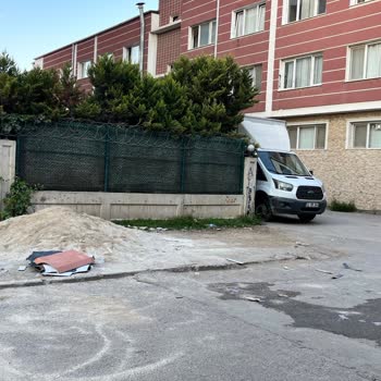 Evimizin Önünde Yıllardır Süren Kaldırım Ve Temizlik Sorunu