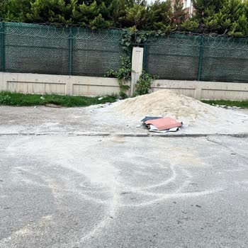 Evimizin Önünde Yıllardır Süren Kaldırım Ve Temizlik Sorunu