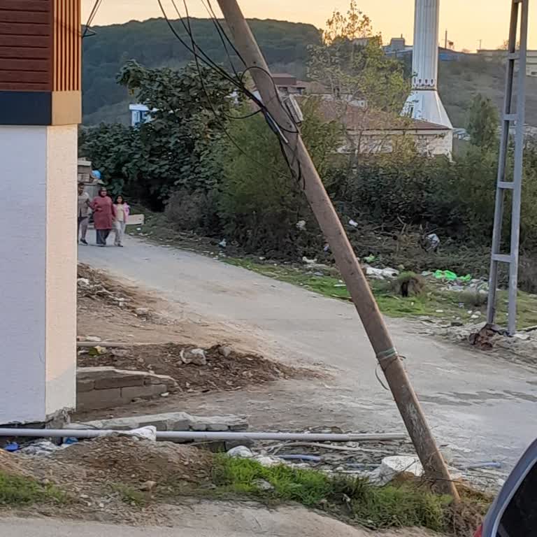 Eğik İnternet Direği Mahallede Güvenlik Ve Hizmet Endişesi Yaratıyor