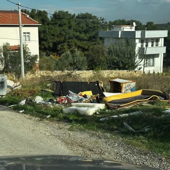 Çanakkale Saltık Mahallesi’nde Büyük Çöpler Toplanmıyor, Hijyen Ve Görüntü Kirliliği Artıyor