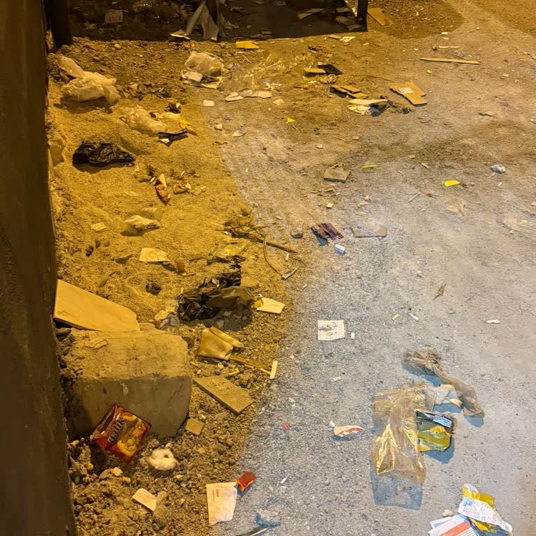 BİM Mağazasının Çöpleri Apartman Girişimizi Kirletiyor, Temizlik İstiyoruz