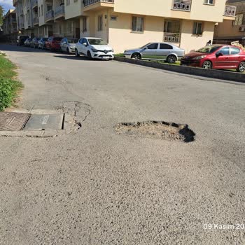 Bayraklı’da Bir Aydır Kapanmayan Tehlikeli Çukur Sürücüleri Mağdur Ediyor
