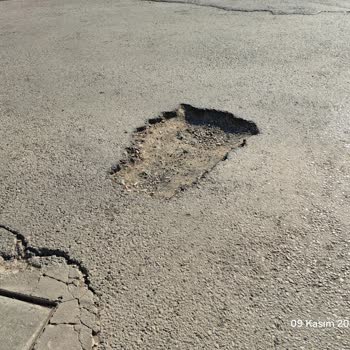 Bayraklı’da Bir Aydır Kapanmayan Tehlikeli Çukur Sürücüleri Mağdur Ediyor