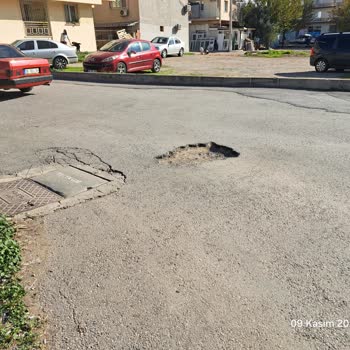 Bayraklı’da Bir Aydır Kapanmayan Tehlikeli Çukur Sürücüleri Mağdur Ediyor