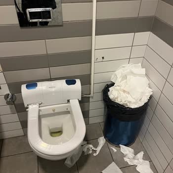 Beylikdüzü Beykent Opet Kadın Tuvaletinde Hijyen Ve Bakım Sorunu Çözülmüyor