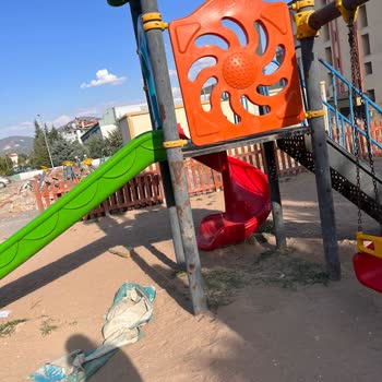 Çameli Merkez Aile Çay Bahçesi Parkında Güvenlik Ve Bakım Sorunları Çocukları Tehlikeye Atıyor