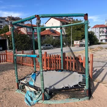 Çameli Merkez Aile Çay Bahçesi Parkında Güvenlik Ve Bakım Sorunları Çocukları Tehlikeye Atıyor