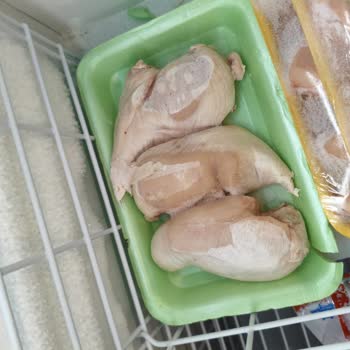 A101 Safranbolu Mağazasında Bozulmuş Ambalajlı Tavuk Göğsü Ve İlgisiz Çalışan