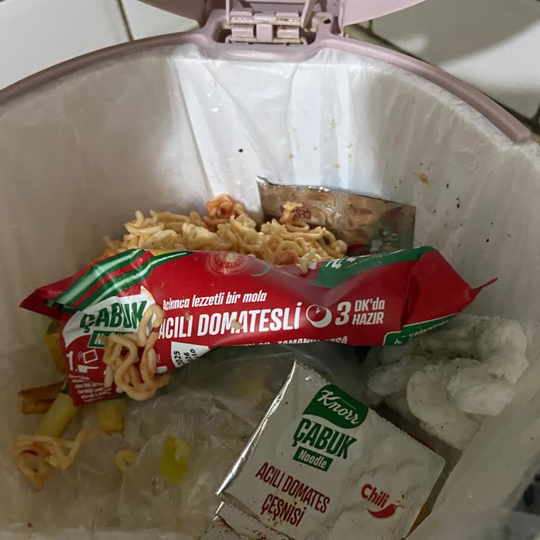 Taze Olması Gereken Noodle Ürünü Ağır Kokulu Ve Çürük Tadında Çıktı