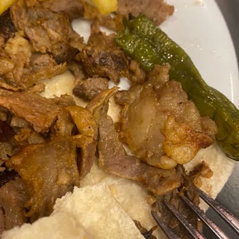 Köfteci Yusuf'ta İki Kez Pişmemiş Ve Kalitesiz Dönerle Hayal Kırıklığı Yaşadım!