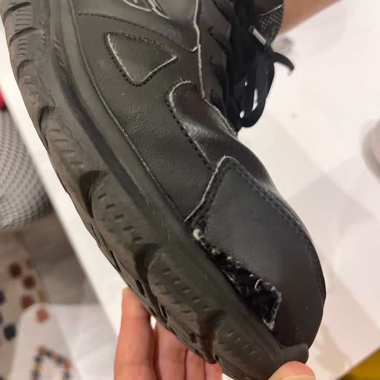 Yeni Aldığım Ayakkabı Kısa Sürede Yırtıldı, Mağaza İlgisiz Kaldı