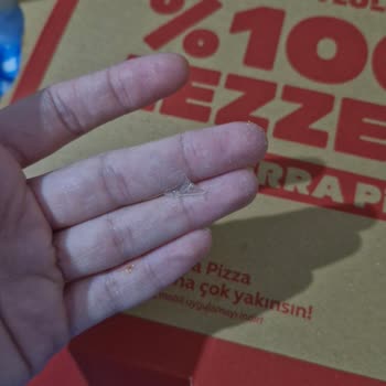 Terra Pizza Yemekte Plastik Parça Çıkmasıyla Hayal Kırıklığı