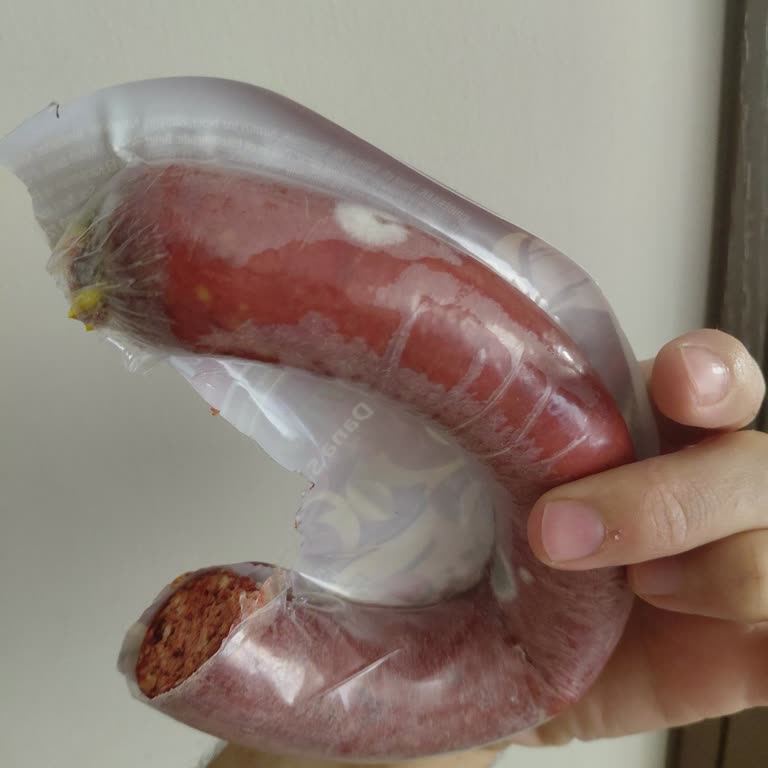 Aldığım Dana Sucuk 5 Günde Küflendi Ve İçinden Sert Parçalar Çıktı