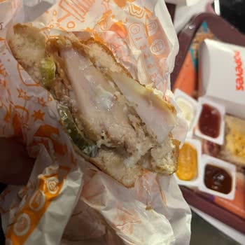 Popeyes'tan Aldığım Burgerde Çiğ Tavuk Ve Kıkırdak Şoku