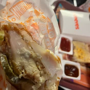 Popeyes'tan Aldığım Burgerde Çiğ Tavuk Ve Kıkırdak Şoku
