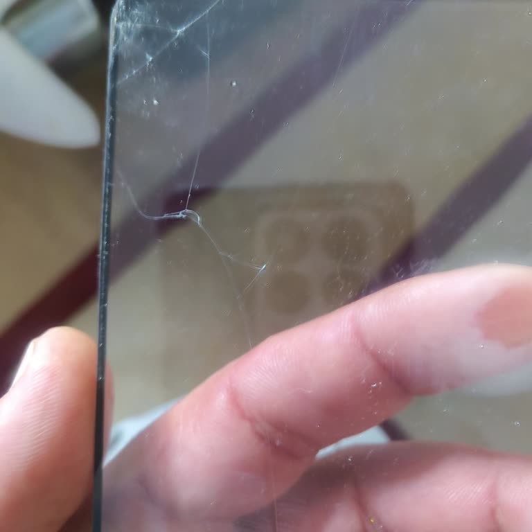 Reeder Telefon Değişiminde Kırılmaz Camım Kırıldı, Çözüm Sunulmadı