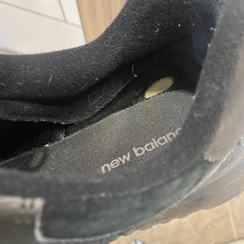 Az Kullanılmış Ayakkabıda Erken Renk Solması Ve Mağazaya Ulaşılamaması Hayal Kırıklığı