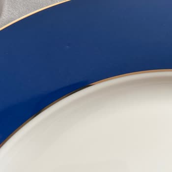 Yemek Takımında Kusurlu Parçalar Ve Lekeler Var