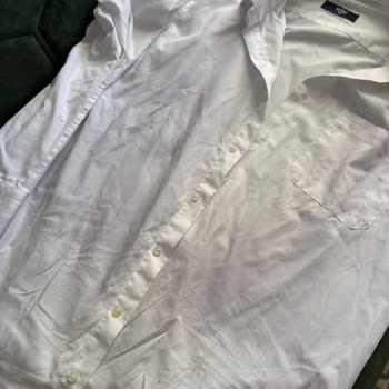 Takım Elbisenin Gömlek Ve Vücudu Siyaha Boyaması Mağaza Çözüm Sunamıyor