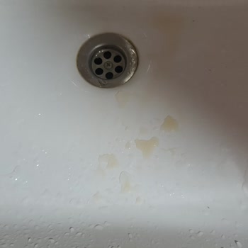 Problemas con espuma de afeitar Gillette, líquido marrón al usarla