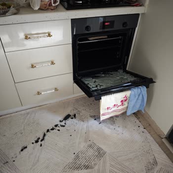 Kapalı Durumdaki Yeni Bosch Fırının Camı Patladı Güvenliğimiz Tehlikeye Girdi