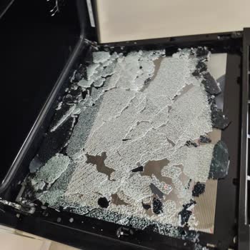 Kapalı Durumdaki Yeni Bosch Fırının Camı Patladı Güvenliğimiz Tehlikeye Girdi