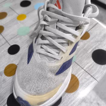 Az Kullanılmış Adidas Ayakkabıda Kısa Sürede Sararma Ve Değişim Talebi