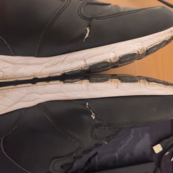 Kısa Sürede Yırtılan Ayakkabıya FLO'dan Çözüm Bulunmuyor