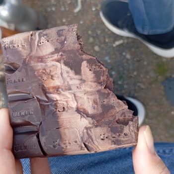 Bozuk Çikolata Satışı Sonrası Bakkalın Sorumluluk Almaması Mağduriyet Yarattı