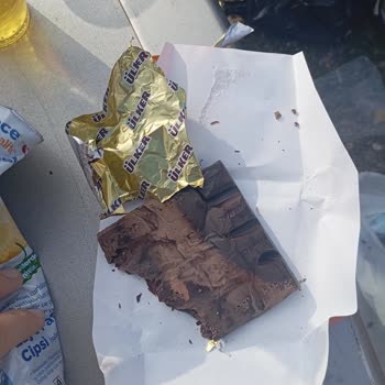 Bozuk Çikolata Satışı Sonrası Bakkalın Sorumluluk Almaması Mağduriyet Yarattı