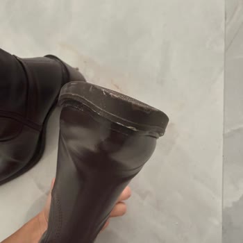 Marjin Ayakkabı Neredeyse Hiç Giyilmemiş Botun Altı Soyuldu Marjin İlgisiz Kaldı