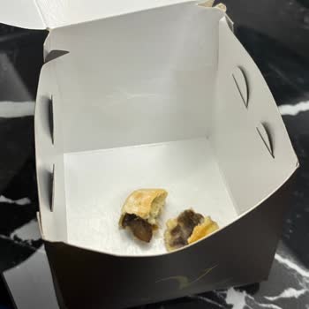 Elmalı Kurabiyede Küflenmiş İç Dolgu Ve Yetersiz Yetkili İlgisi