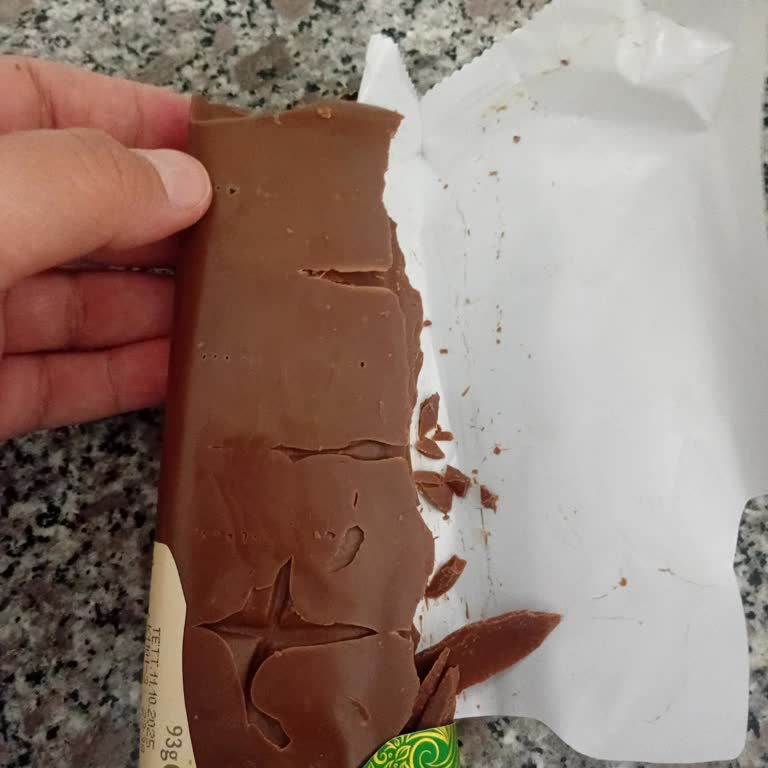 Aldığım Çikolatanın Hem Görünümü Bozuk Hem De Paketi Eksik Çıktı