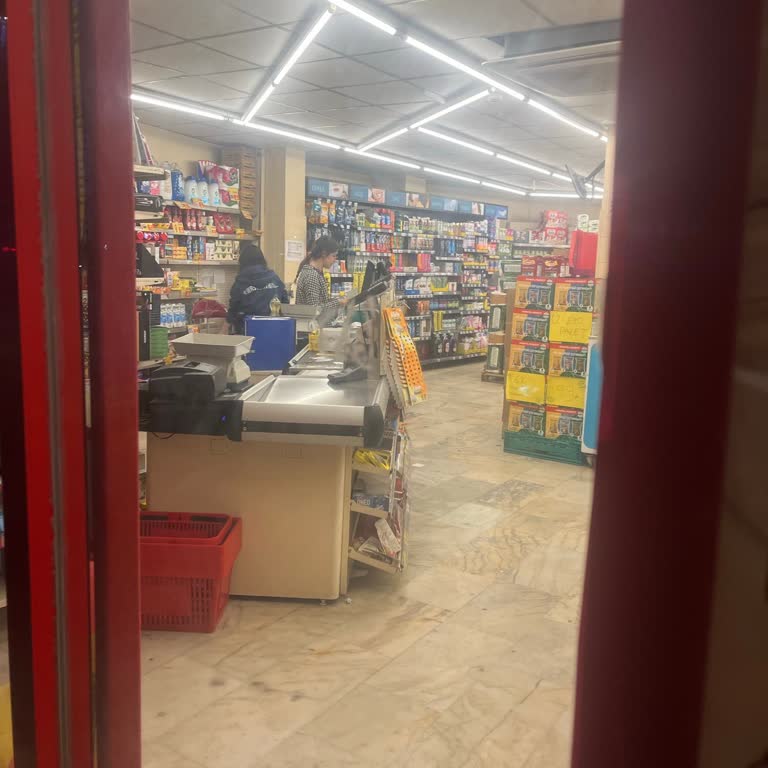 Marketin Kapanış Saatinden Önce Kapıların Kapatılması Ve Çalışanların Yardımcı Olmaması