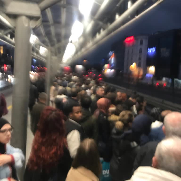 Beşyol Durağında Metrobüs Yoğunluğu Nedeniyle İşe Geç Kalıyorum